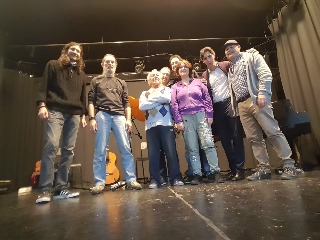 AL SON DE LA GUITARRA ESPAÑOLA